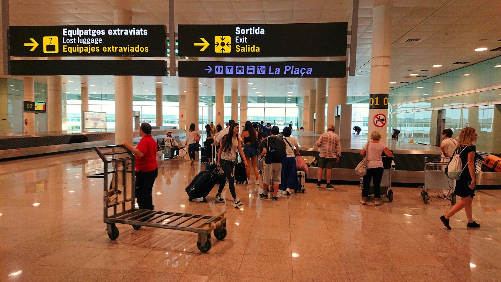 スペイン旅行　バルセロナ空港　日本旅行