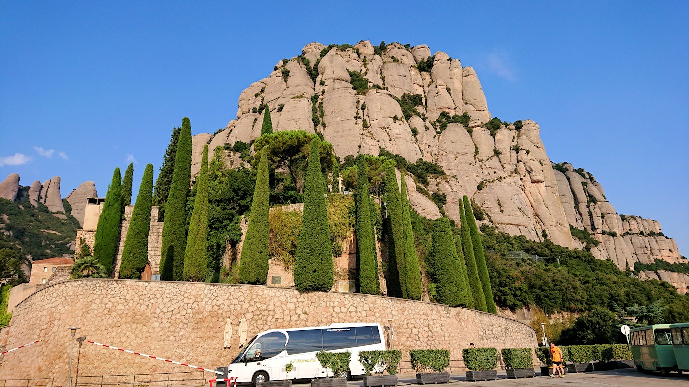 スペイン旅行　観光　日本旅行　モンセラット　岩　黒い　聖母像　マリア　ブログ　口コミ