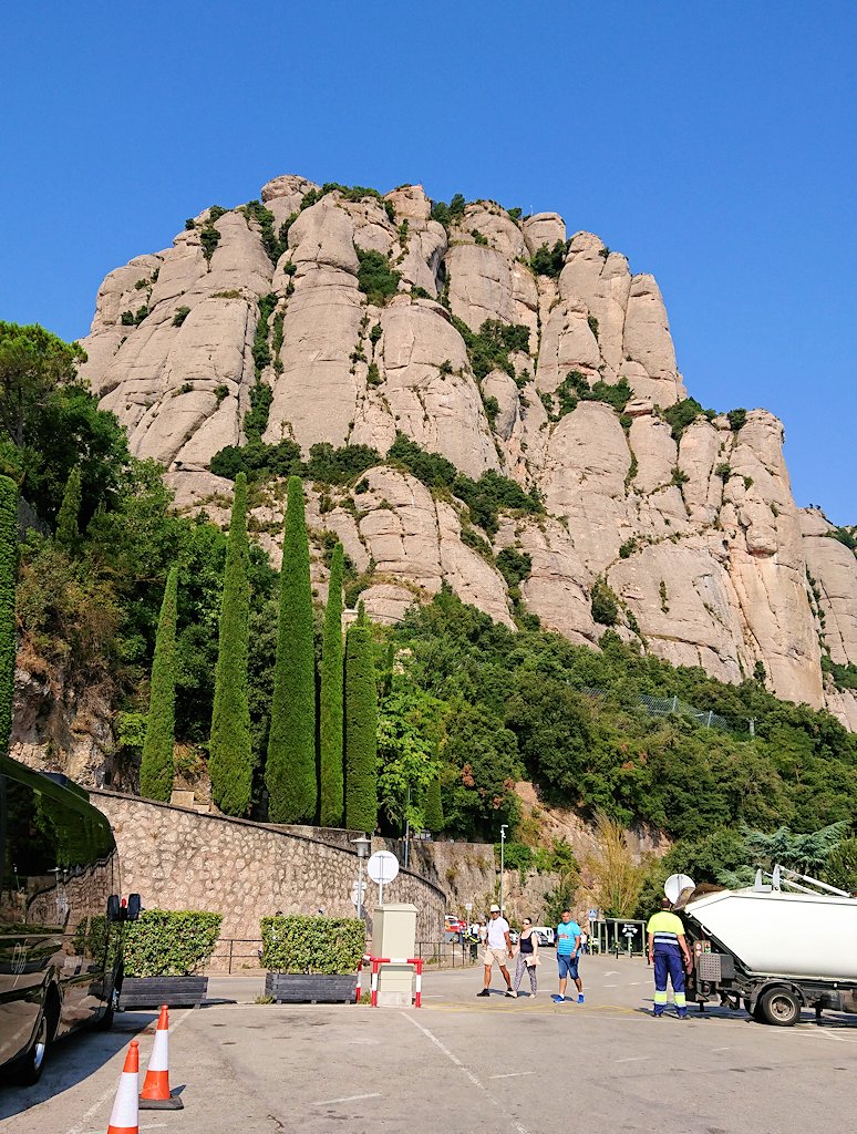 スペイン旅行　ツアー　観光　日本旅行　モンセラット　岩　黒い　聖母像　マリア　土産　ブログ　口コミ
