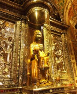 スペイン旅行　ツアー　観光　日本旅行　モンセラット　岩　黒い　聖母像　マリア　ブログ　口コミ