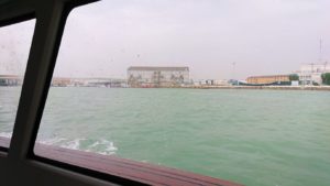 ベネチア本島に移動中の船内からの景色-2