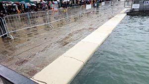 ベネチア本島の岸部は水が乗り上げてきている。