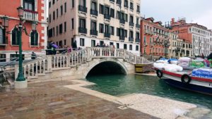 浸水するベネチアの街の橋