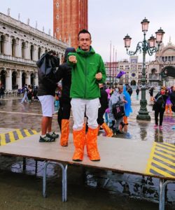 ベネチアのサンマルコ広場で冠水している広場で鐘楼をバックに記念撮影