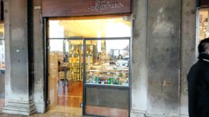 ベネチアの特産物のベネチアンガラスのお店-2