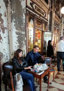 ベネチアの一番古い老舗カフェで喫茶を楽しむカップル