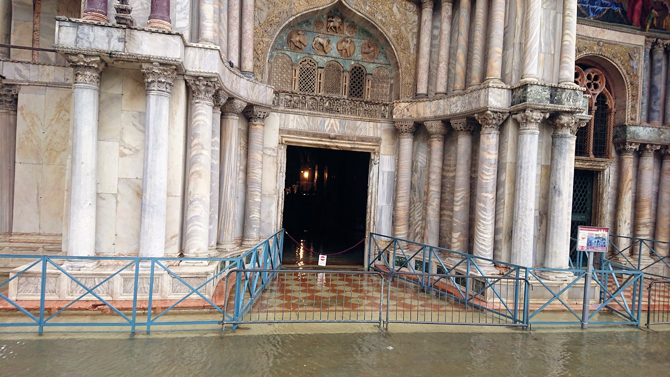 サンマルコ寺院の入口の浸水状況