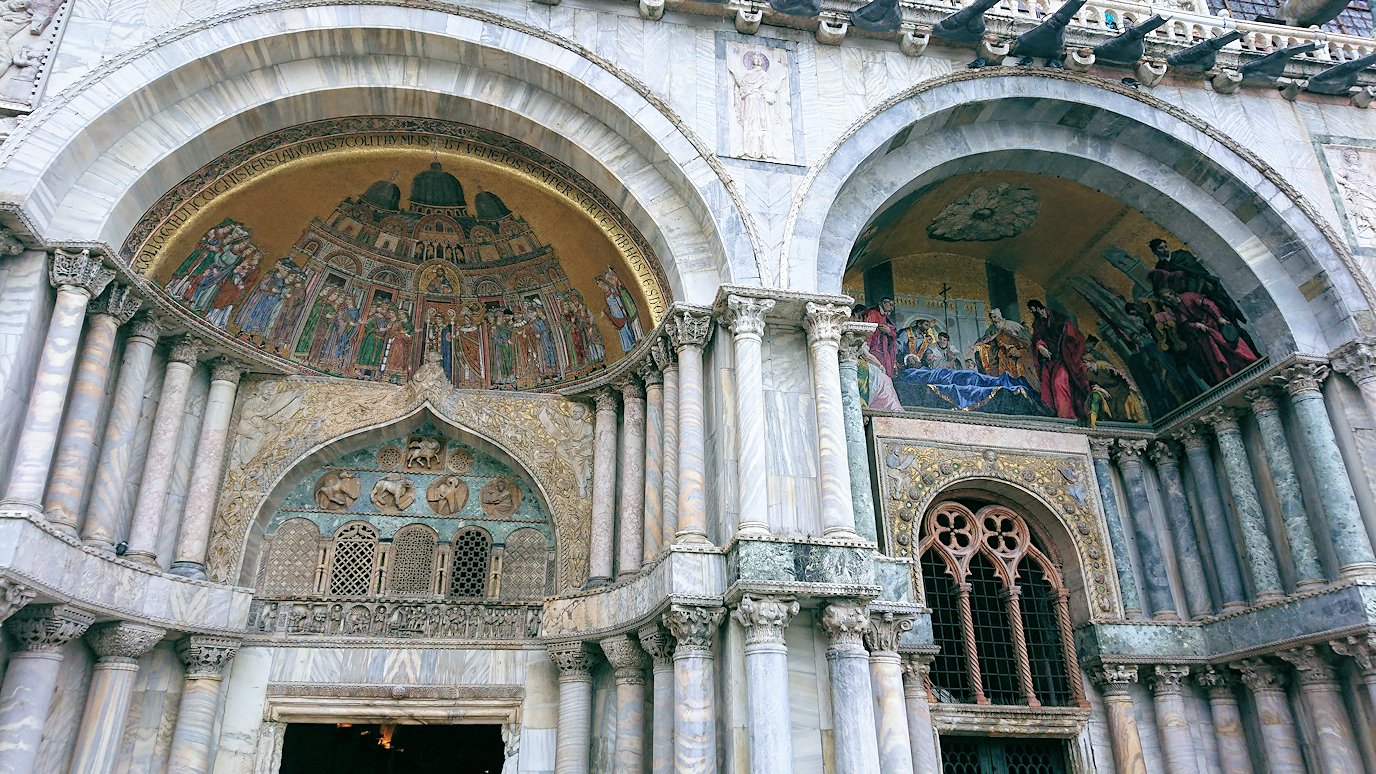 サンマルコ寺院の入口のモザイク画