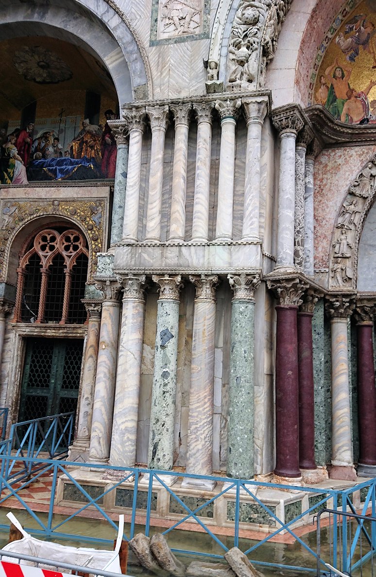 サンマルコ寺院の入口のモザイク画の様子2