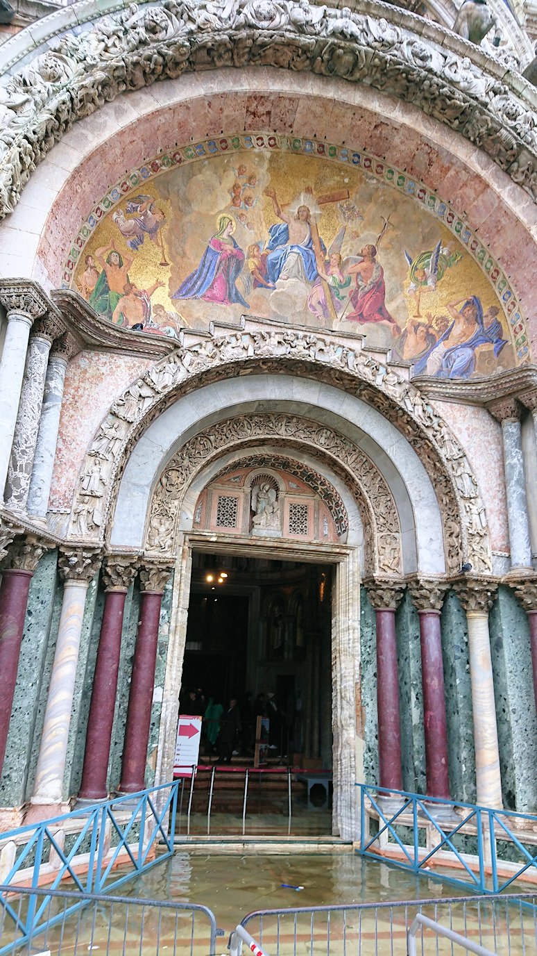 サンマルコ寺院の入口正面ファザードのモザイク画
