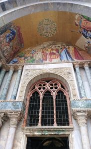 サンマルコ寺院ファザードのモザイク画のアップ