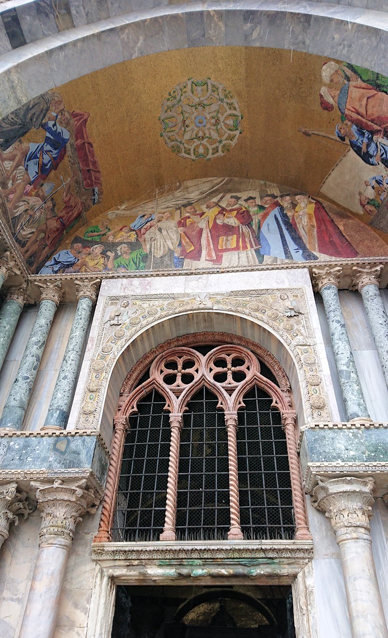 サンマルコ寺院ファザードのモザイク画のアップ