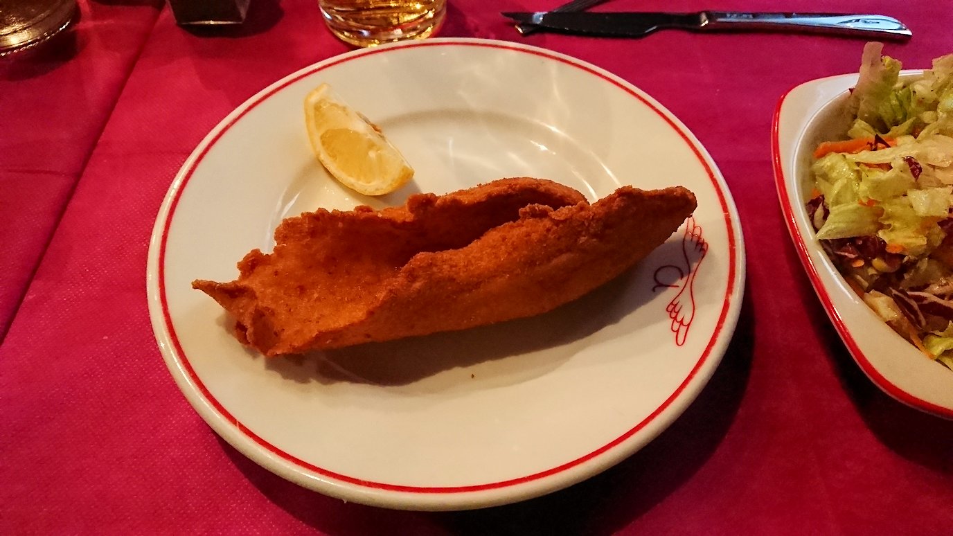 ベネチアの街のレストランの白身魚
