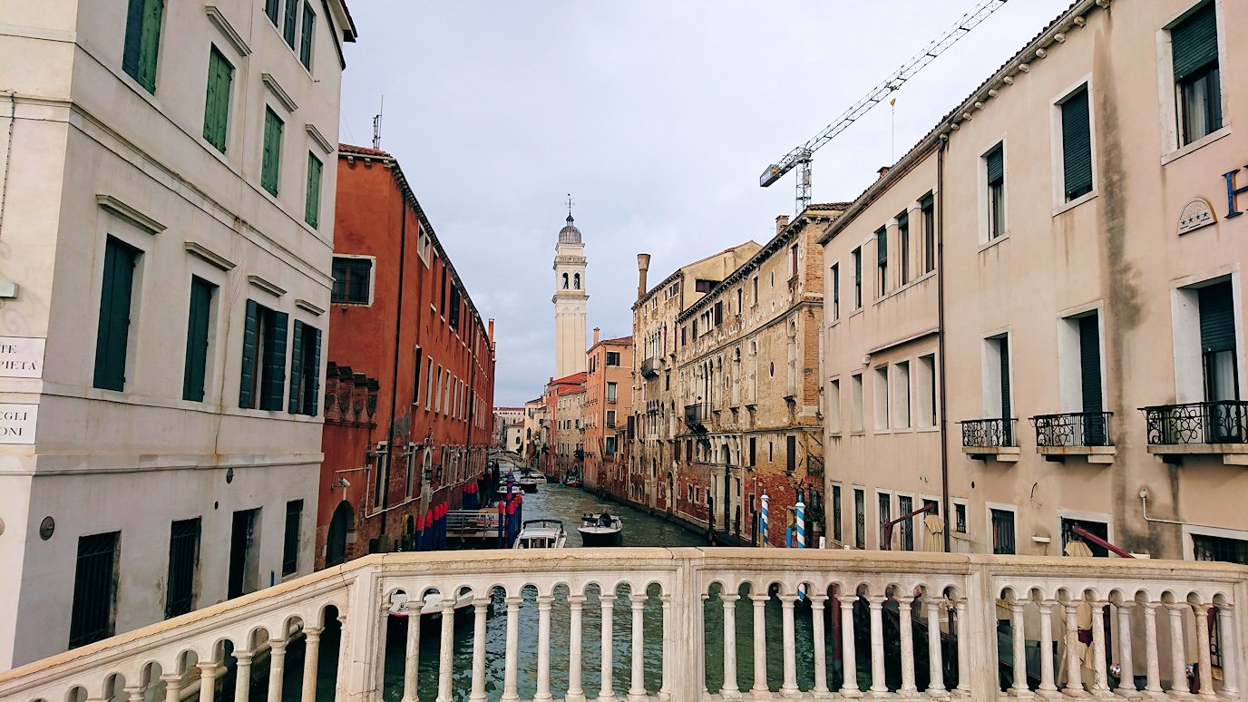 ベネチアの街の斜塔