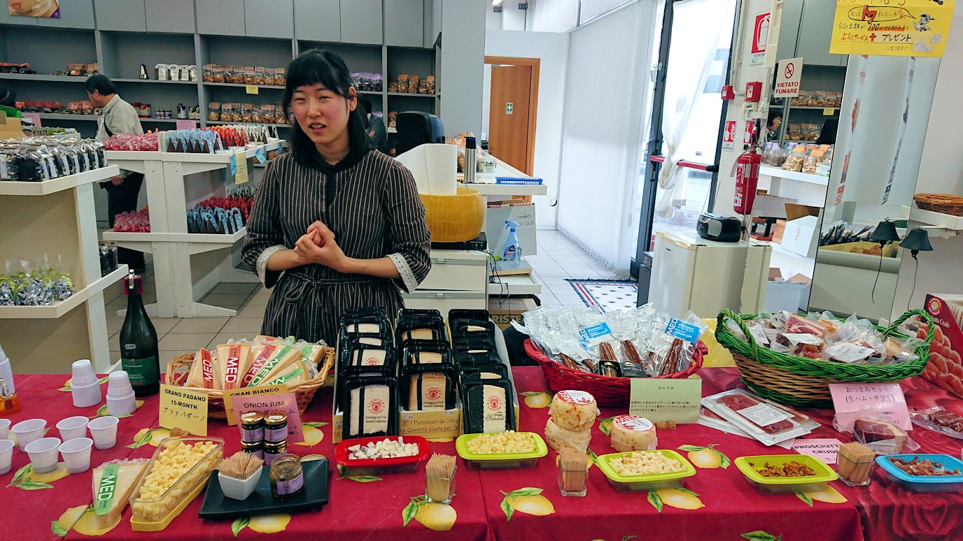 日本人向けお土産物屋さん「MED」で商品を試食2
