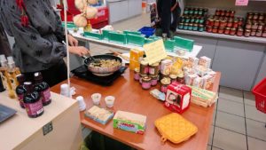 日本人向けお土産物屋さん「MED」で商品をパスタ試食