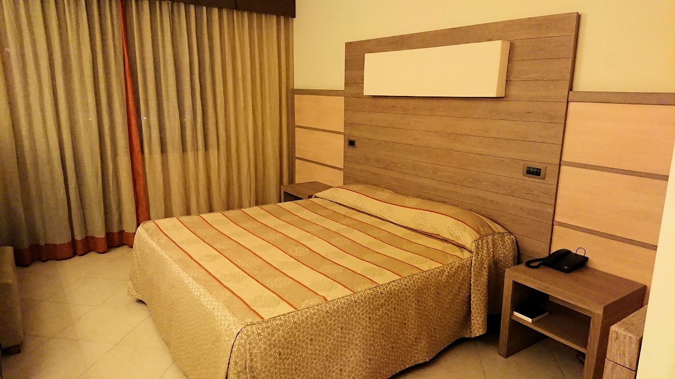 フィレンツェのニルホテルの部屋のベッド