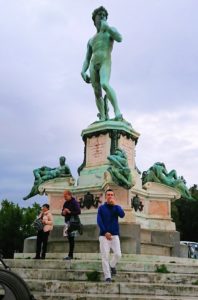 フィレンツェ市内のミケランジェロ広場のダビデ像と私
