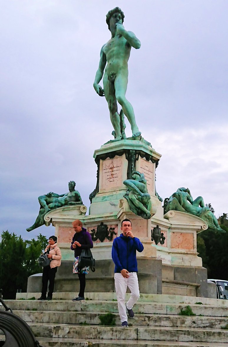 フィレンツェ市内のミケランジェロ広場のダビデ像と私