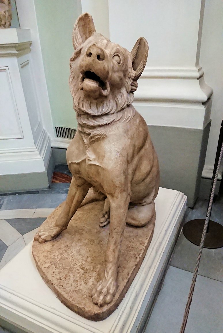 ウフィツィ美術館の犬の像