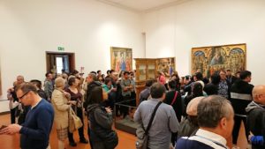 ウフィツィ美術館の有名な絵画に群がる人々2