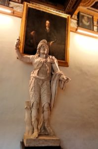 ウフィツィ美術館の回廊での銅像3