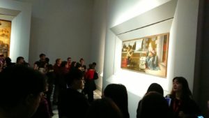 ウフィツィ美術館で受胎告知の絵の前の群衆