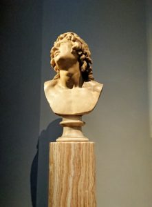 ウフィツィ美術館で斜めを見上げる像