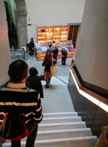 ウフィツィ美術館で出口に向かう階段