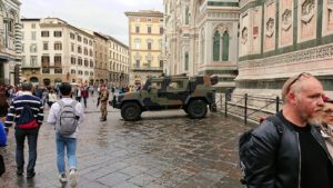 フィレンツェ大聖堂の前での警備