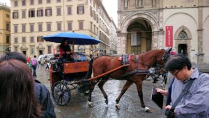 フィレンツェ大聖堂前の広場の馬車