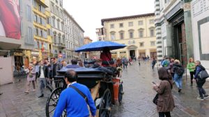 フィレンツェ大聖堂前の広場の馬車2