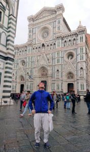 フィレンツェ大聖堂のファザードをバックに記念撮影