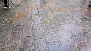 フィレンツェ大聖堂前の広場の石畳