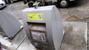 フィレンツェ市内の路地にあるゴミ箱