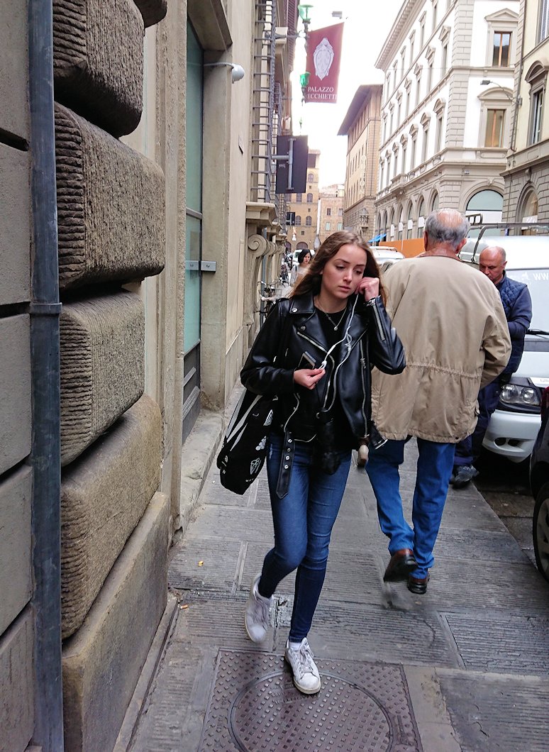 フィレンツェ市内の路地を歩く美女