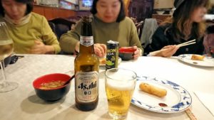フィレンツェ市内の中華レストランでアサヒビールを飲む