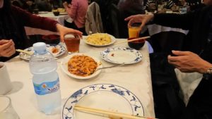 フィレンツェ市内の中華レストランで食べる皆さん