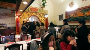 フィレンツェ市内の中華レストランに入ってきた別の日本人ツアー団体