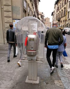 フィレンツェ市内の路地にある電話機