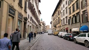 フィレンツェ市内の路地をまた進む