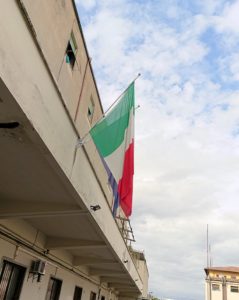 フィレンツェ郊外の警察署の国旗