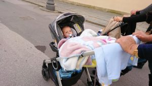ピサのドゥオーモ広場で見かけた赤ん坊