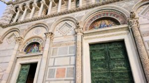 ピサの大聖堂の正面のドアップ写真