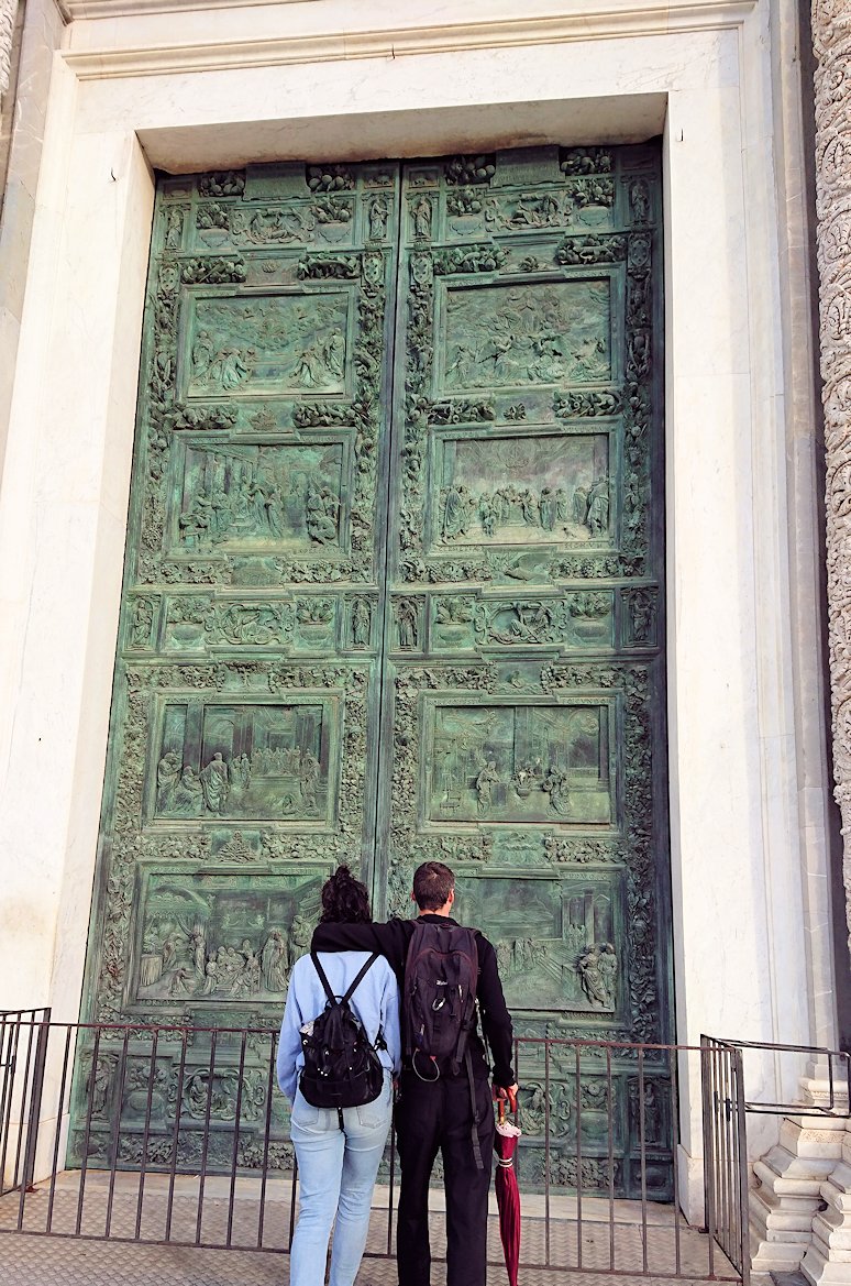 ピサの大聖堂の正面の扉前の写真