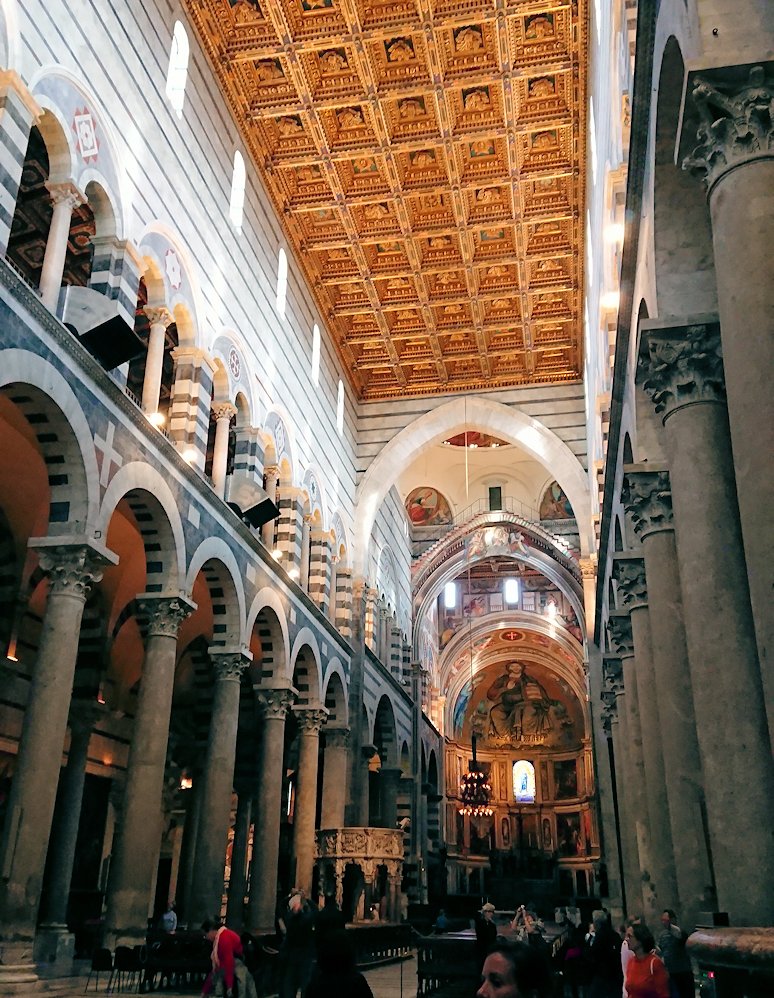 ピサの大聖堂の内部写真