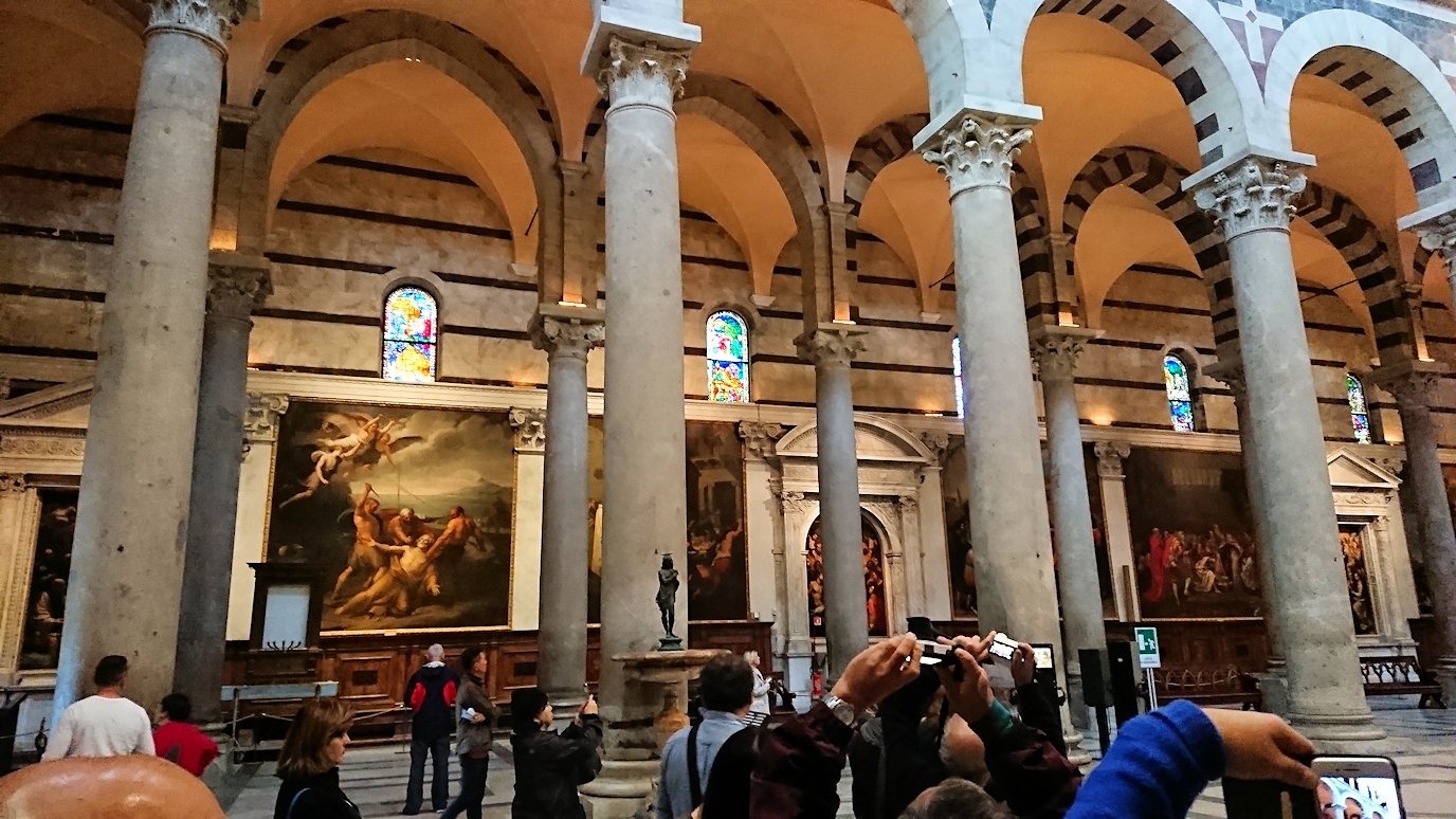 ピサの大聖堂の内部写真2