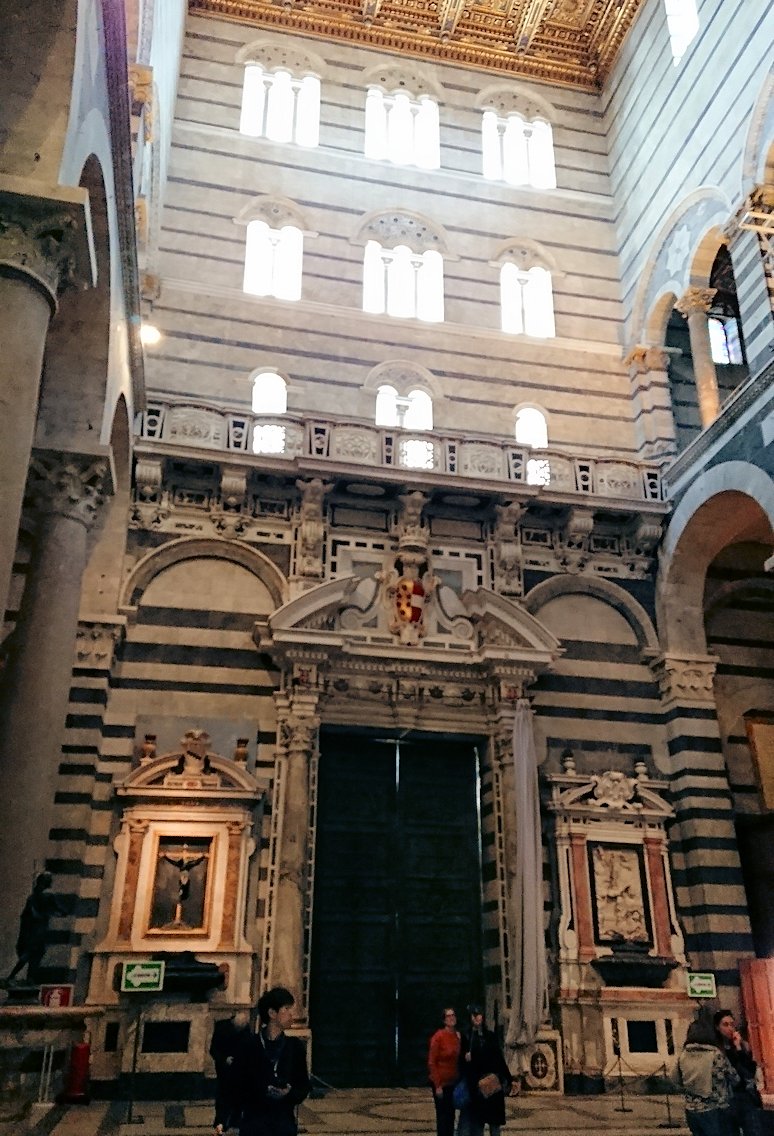 ピサの大聖堂の内部写真3