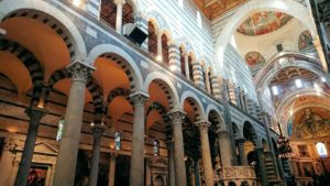 ピサの大聖堂の内のアーチ