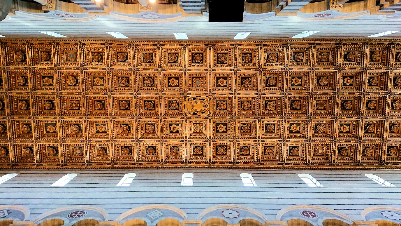 ピサの大聖堂の内部の天井2